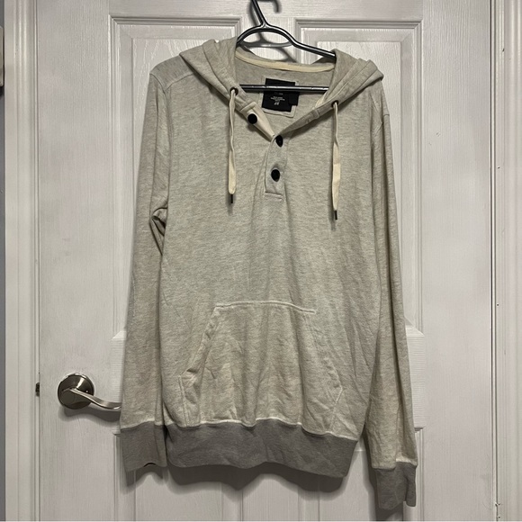 5/$100 H&M Cream Pullover - Picture 1 of 3